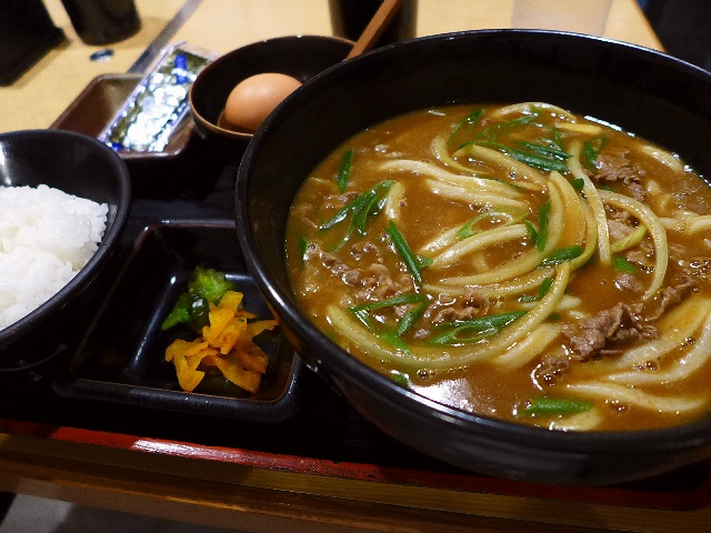 お出汁がよ く効いたカレーうどんと卵かけご飯の定食でお腹一杯大満足 西梅田 さぬきうどん 四国屋 Mのランチ