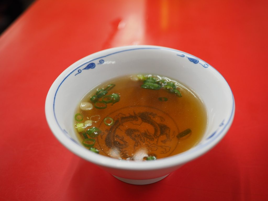 大雨でも朝からひっきりなしにお客さんが訪れる人気町中華で中華風カツ丼 浪速区桜川 龍 ロン Mのランチ