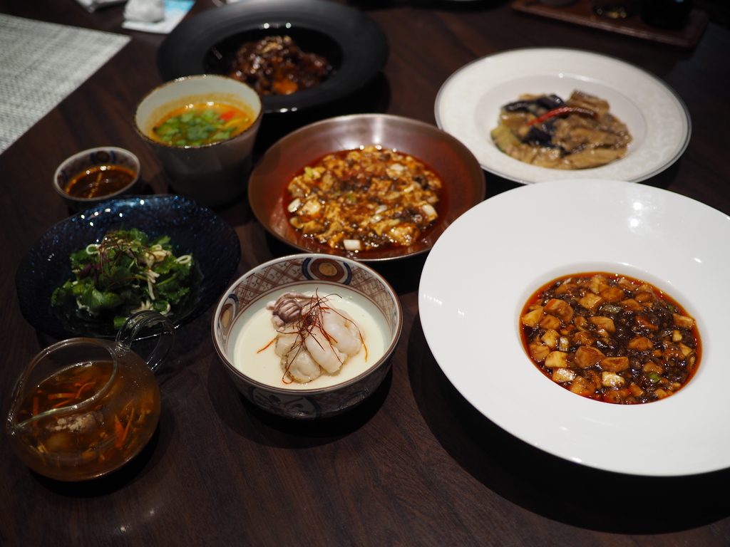 ホテルの高級感あふれる味わいの麻婆豆腐７種と様々な料理がオーダー